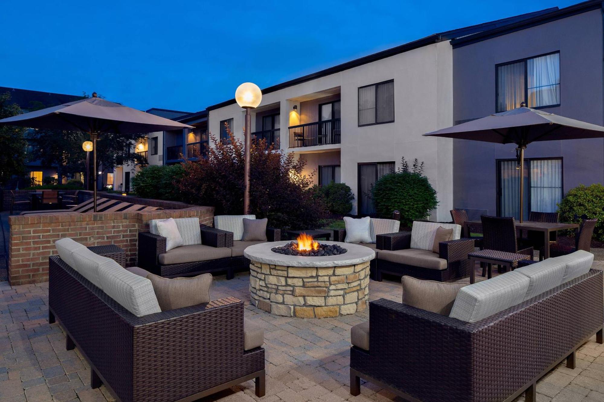 Courtyard By Marriott Pittsburgh Airport Hotel Coraopolis Exterior foto