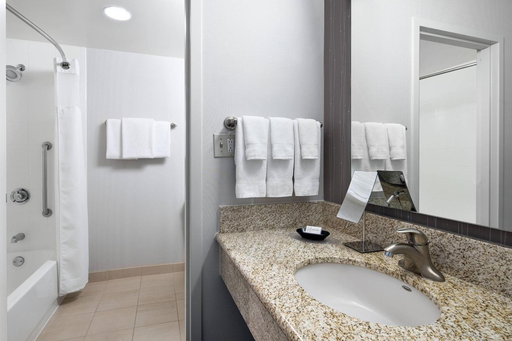 Courtyard By Marriott Pittsburgh Airport Hotel Coraopolis Exterior foto