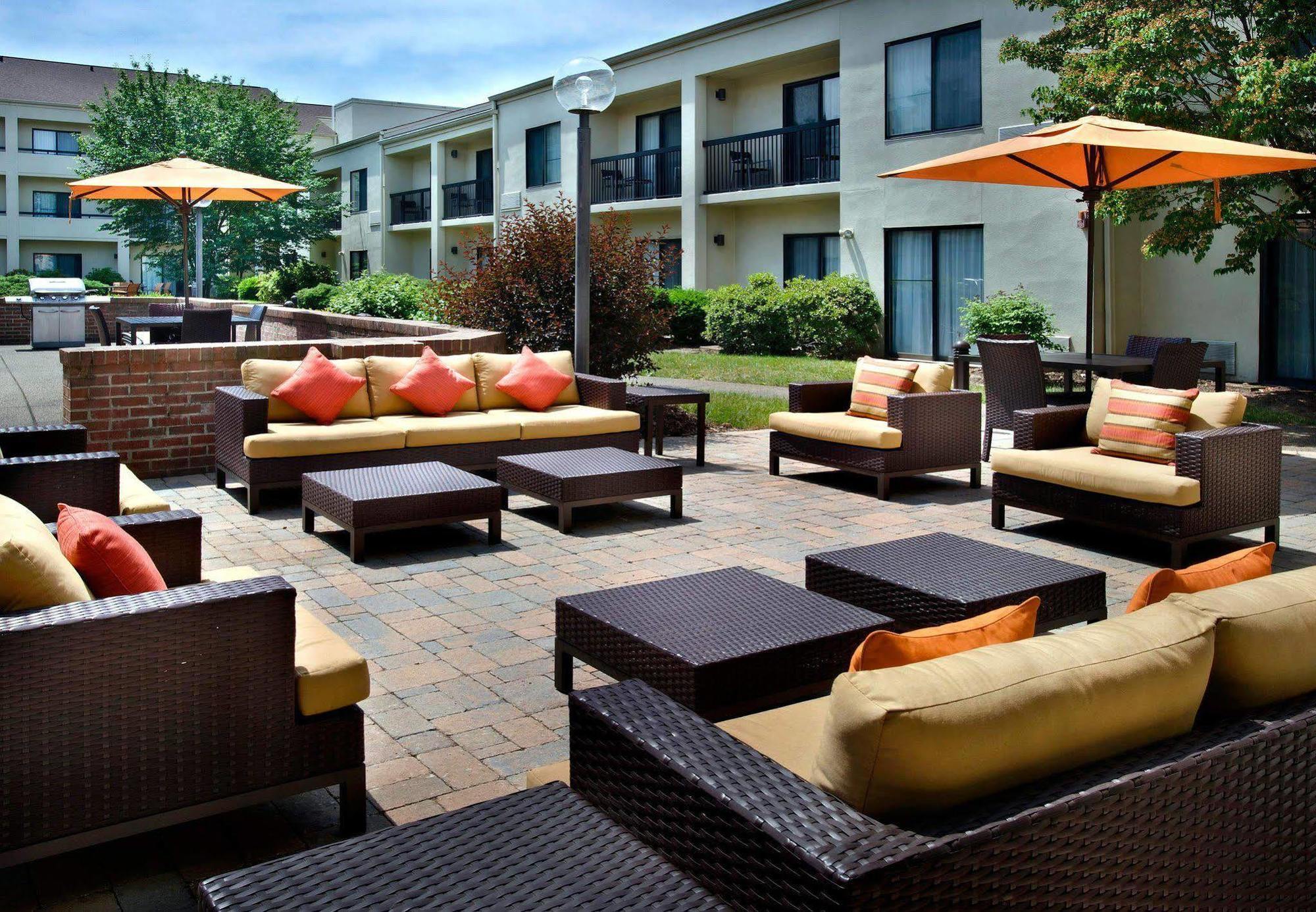 Courtyard By Marriott Pittsburgh Airport Hotel Coraopolis Exterior foto